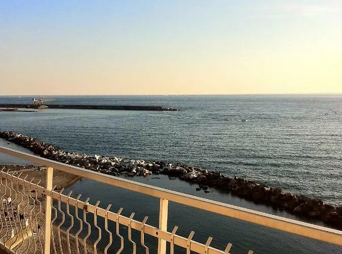 Sea Front Attic Apartmán *