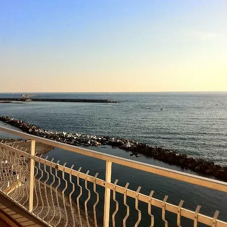 Sea Front Attic Apartman *
