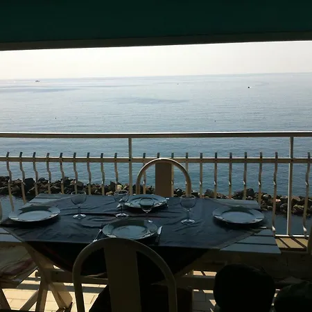 Sea Front Attic Apartman *